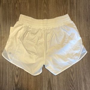 Lululemon shorty Hot HR Short 4” Lined